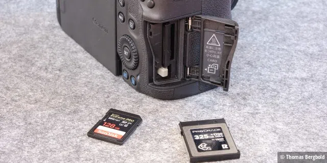 Professionelle Digitalkameras haben in der Regel zwei Kartenslots. Im Fall der Fujifilm X-T3 sind es zwei für den schnellen UHS-II Standard, bei der Canon EOS R5 ist ein UHS-II und ein CFexpress.