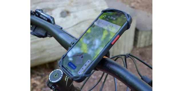 Das iPhone wird im Bike Mount sehr gut durch ein Netz aus Silikon gehalten.