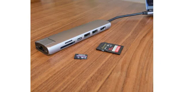 Der Satechi USB-C Slim Multiport Adapter bietet die wichtigsten Anschlüsse auf kompakten Raum, darunter auch Speicherkartenleser für microSD- und SD-Karten.