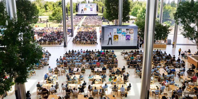 Bei der WWDC 2022 hat Apple Elemente seiner bisherigen, Vor-Ort-Veranstaltungen mit den aufgezeichneten Präsentationen seit 2020 verbunden.