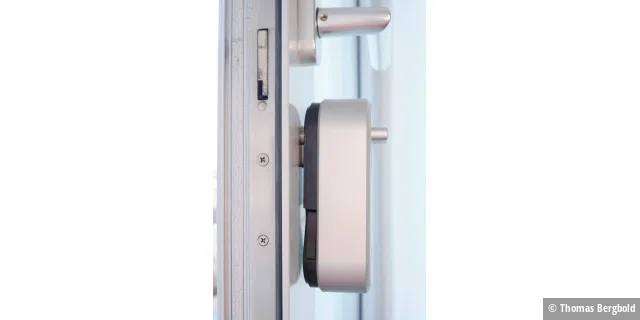 Die Auflage zur Tür ist nicht variabel, so dass im ungünstigsten Falle das Linus Smart Lock etwas von der Tür absteht. Hier hilft ein kürzerer Schließzylinder.